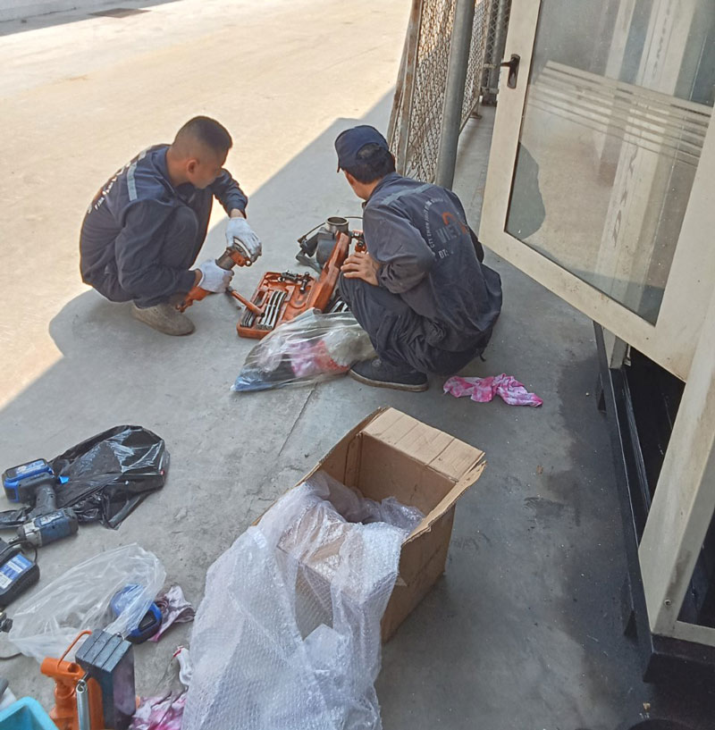 Kỹ thuật viên đang lắp đầu nén máy nén khí Hitachi tại công ty may ở Hải Dương, đảm bảo hoạt động ổn định và hiệu quả.