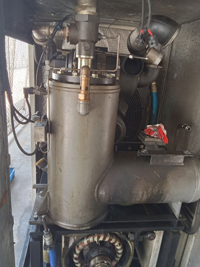 Cận cảnh các bộ phận bên trong máy nén khí Hitachi đang được kiểm tra và bảo trì tại Hải Dương.