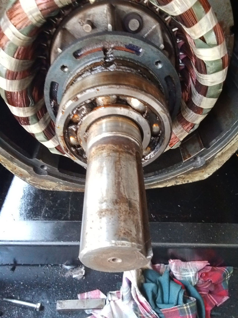Chi tiết trục quay của máy nén khí Hitachi đang được bôi trơn và kiểm tra kỹ lưỡng tại công ty may ở Hải Dương.