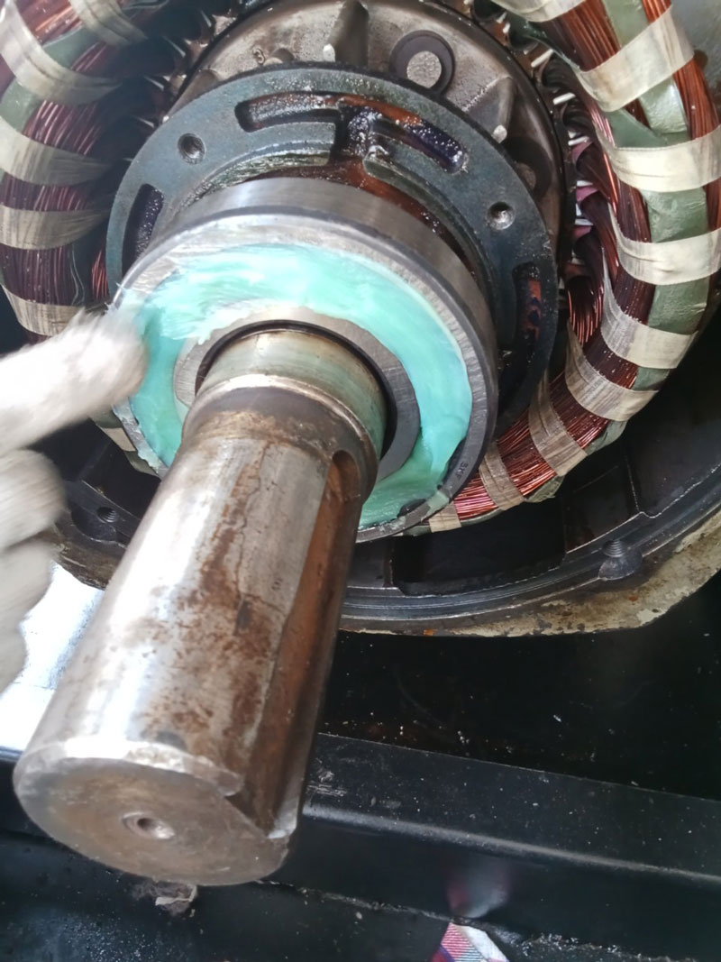 Quá trình lắp đặt và bôi trơn các bộ phận của máy nén khí Hitachi tại công ty may ở Hải Dương.