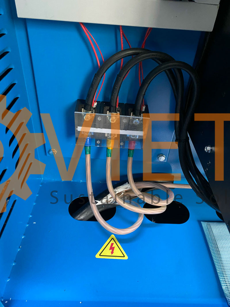 Kết nối dây điện trong quá trình lắp đặt máy nén khí Osman 75Kw tại công ty ở Bắc Ninh.