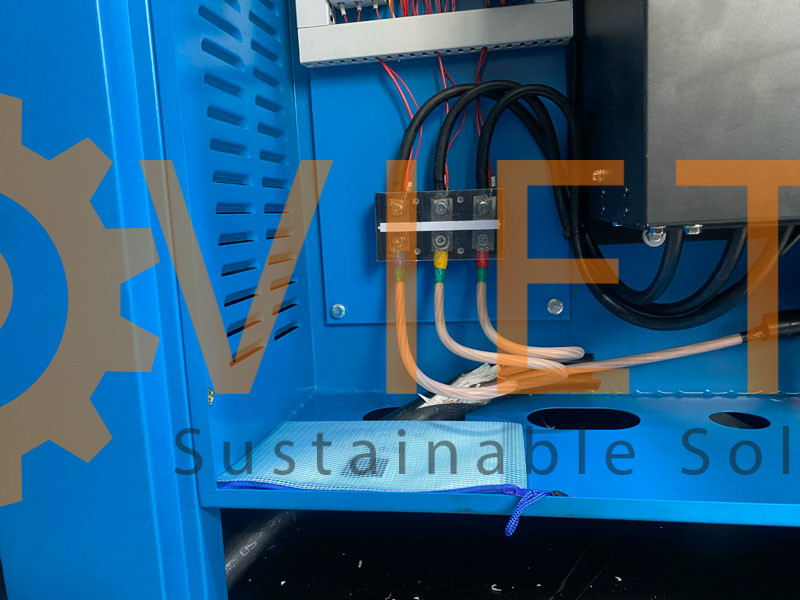 Hệ thống dây điện của máy nén khí Osman 75Kw đang được đấu nối cẩn thận tại công ty ở Bắc Ninh.
