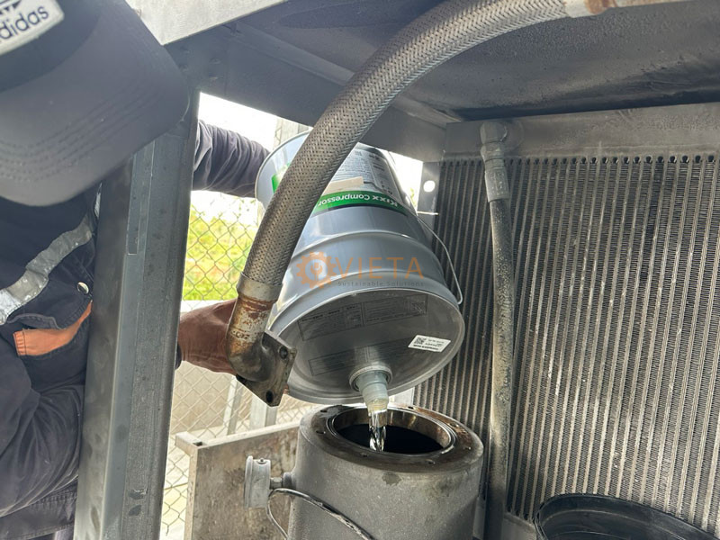 kỹ thuật viên thay dầu cho máy nén khí compkorea 37kw