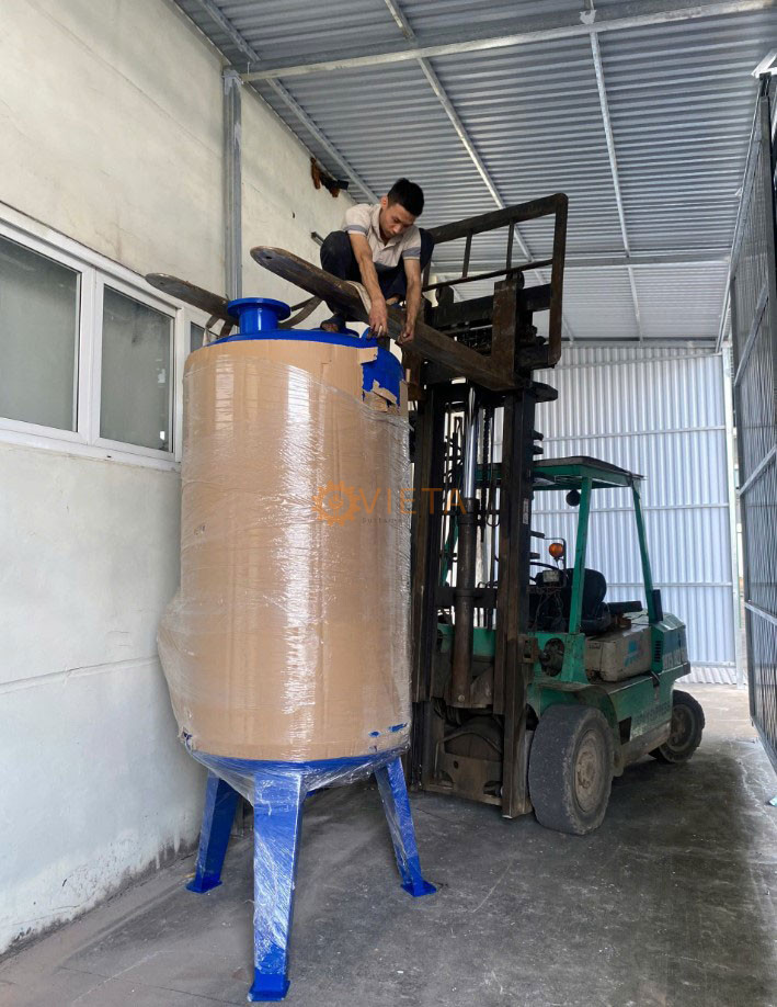 Vận chuyển bình vào phòng máy nén khí