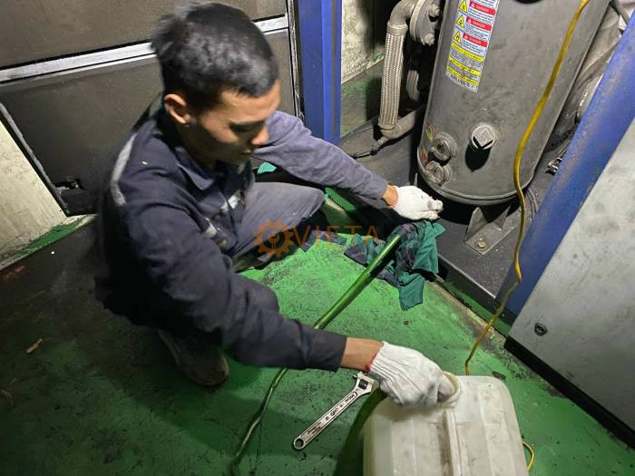 Đại tu đầu nén máy nén khí Kyungwon 37kw công ty may mặc tại KCN Đồng Văn, Hà Nam