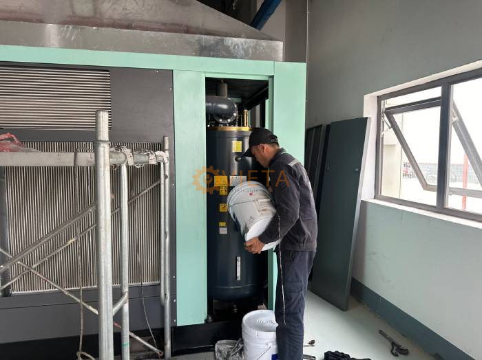 Thay lọc dầu và đổ dầu máy nén khí Hanbell 280kw công ty dệt may ở Vĩnh Phúc