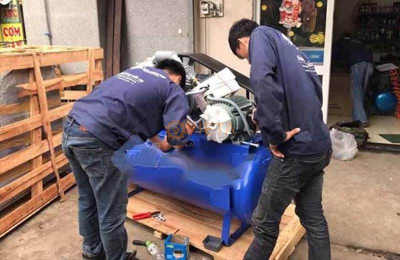 Tháo nắp máy nén khí